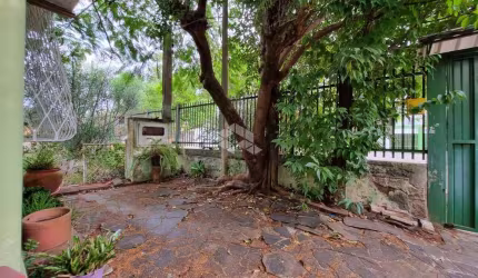 Casa comercial/residencial, 247.57 m² privativos, quartos, 2 banheiros com pátio e garagem, Bairro São Geraldo, Porto Alegre/RS