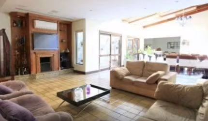Casa à venda , com 4 dormitórios (4 suítes), 2 vagas, no Bairro Santana, zona Leste de PORTO ALEGRE/RS.