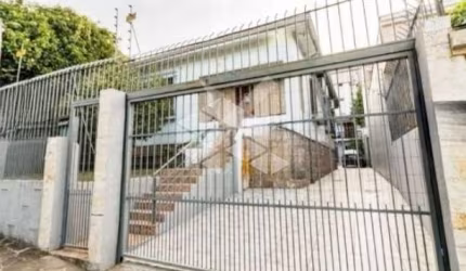 Casa à venda com 5 quartos, 4 banheiros,  5 vagas de garagem, piscina, no bairro Santo Antônio, POA/RS