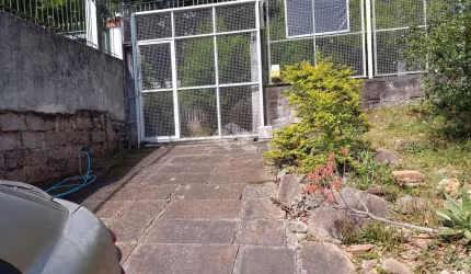 Amplo terreno em declive com uma casa para reforma