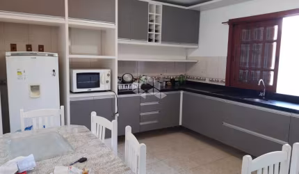 Casa á venda, 3 dormitórios, pátio, salão de festas, garagem, churrasqueira, zona norte.