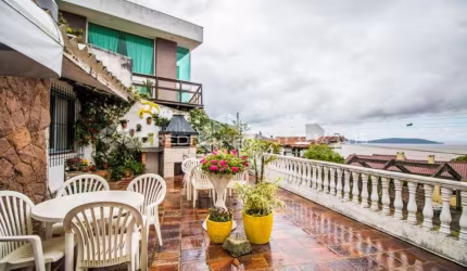 IMPONENTE CASA COM VISTA DE TIRAR O FOLEGO!