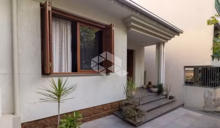 Ampla casa na Felicissimo de Azevedo, muito bem cuidada e conservada.