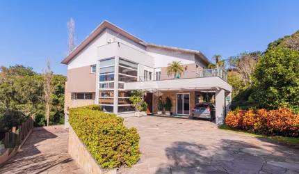 CASA LUXUOSA EM CONDOMÍNIO FECHADO COM 4 SUITES