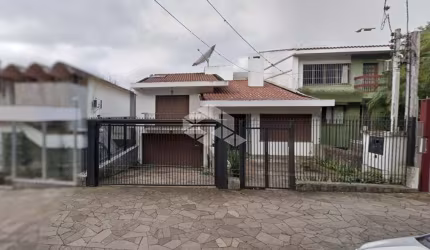 Espetacular Casa com 530m² no Bairro Higienópolis, perto Pastor Dohms e Sogipa