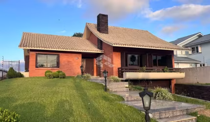 Casa de esquina,  alto padrão, mobiliada, com 4 dormitórios no centro de Vacaria