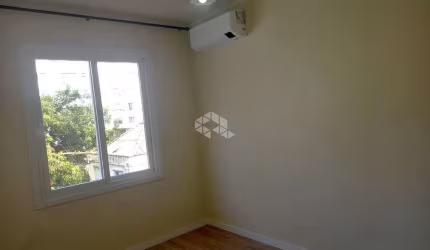 Apartamento em frente ao Hospital Moinhos cde vento, totalmente reformado.