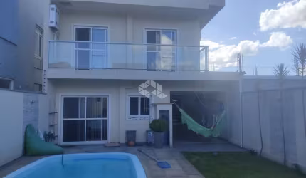 Casa/sobrado à venda, com piscina, lareira, 2 vagas cobertas, 3 quartos em Eldorado do Sul/RS