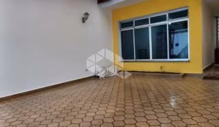Um belo Sobrado a venda com,  3 dormitórios, sendo 1( uma )suíte, com garagem para 2 (dois) carros.