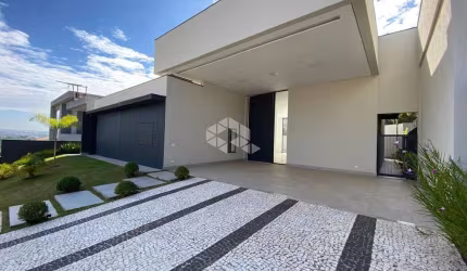 Casa à venda em condomínio fechado dentro da cidade