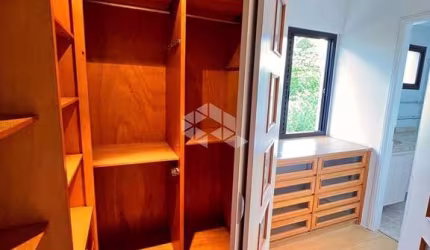 Apartamento com 3 suítes sendo duas  com closet, Hall privativo excelente localização, próximo ao Shopping Ibirapuera, Estação Eucaliptos