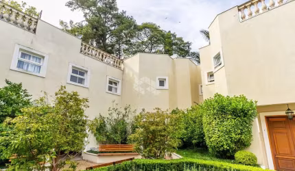 Casa Alto Padrão no Jardim Petrópolis, com 4 suítes e 5  vagas subsolo.