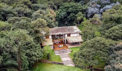 casa de Montanha à venda em Atibaia vaga para 6 carros e com cachoeira natural