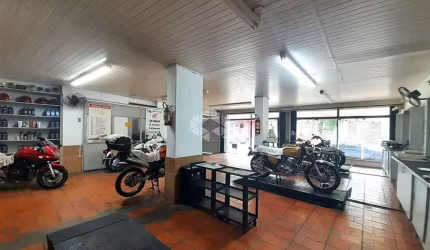 Prédio comercial no bairro Floresta, em Porto Alegre.