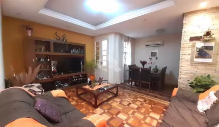 Apartamento 3 dormitórios, semimobiliado, reformado, pátio com churrasqueira, no Centro Histórico, em Porto Alegre.