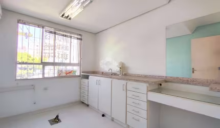 Apartamento de 2 Dormitórios, com pátio privativo, no bairro São João, em Porto Alegre.