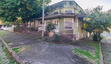 Casa comercial de esquina à venda no bairro Cristo Redentor, em Porto Alegre.