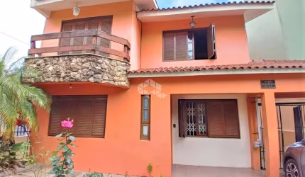 Casa 4 dormitórios e 5 vagas de garagem, semimobiliada, churrasqueira, sacada e terraço no bairro Jardim Floresta, Porto Alegre.
