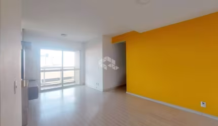 Apartamento de 2 dormitórios (1 suíte), sacada e churrasqueira, com vaga de garagem escriturada.