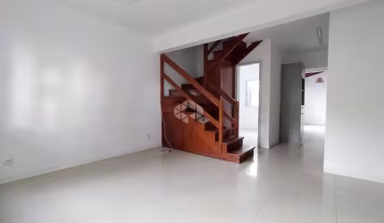 Casa em condomínio fechado, 3 dormitórios sendo 1 suíte americana,com Vaga de Garagem no Bairro Humaita, em Porto Alegre