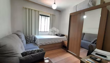 Casa de 4 dormitórios, 1 suíte,  sacada, terraço e 2 vagas de garagem,  no bairro Jardim São Pedro, em Porto Alegre. Aceita financiamento e FGTS.