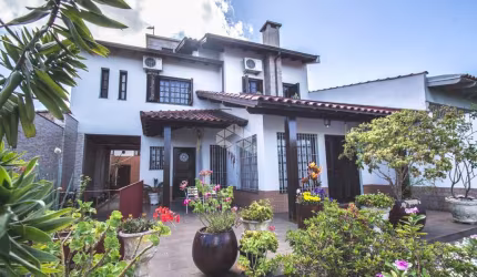Casa com 4 dormitórios, suíte, lareira, churrasqueira, sacada, pátio e 3 vagas de garagem no bairro Jardim Itu, em Porto Alegre.