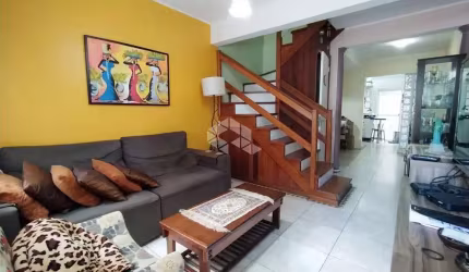 Casa triplex em condomínio fechado, 3 dormitórios sendo 1 suíte master no Bairro Humaita, Em Porto Alegre
