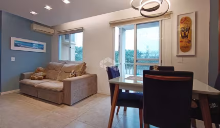 Apartamento 2 dormitórios, sacada, de frente, em condomínio com infraestrutura, e 1 vaga no Bairro Humaitá em Porto Alegre