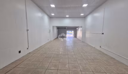 Ampla Loja Comercial Reformada e Pronta para Uso no Humaitá