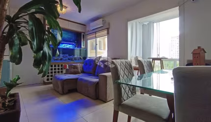 Apartamento 3 Dormitórios sendo 1 suíte, com sacada e 1 vaga no bairro Humaitá em Porto Alegre