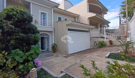 Casa com 303m2 de área construída, 3 Dormitórios sendo 1 suíte, com 2 vagas de garagem, em Porto Alegre