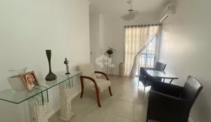 Apartamento de 2 dormitórios, sacada com churrasqueira no Bairro Humaita, Porto Alegre.
