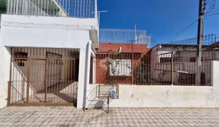 Casa com 2 dormitórios e 1 vaga de garagem, no bairro Farrapos, em Porto Alegre.