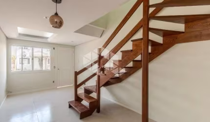 Casa em condomínio com 2 dormitórios e 1 vaga de garagem, no bairro Rio Branco, em Canoas.