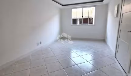Casa com 4  dormitórios e 2 vagas de garagem, no bairro Humaitá, em Porto Alegre.