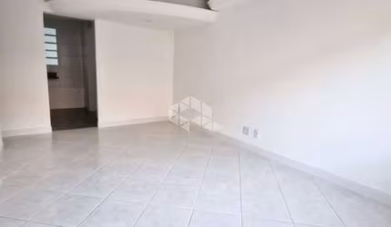 Casa com 4  dormitórios e 2 vagas de garagem, no bairro Humaitá, em Porto Alegre.