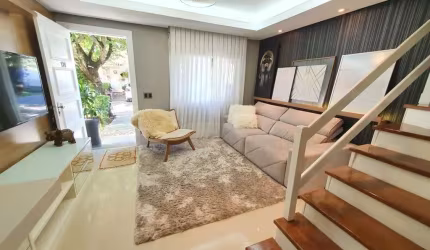 Casa em condomínio fechado no bairro Humaitá em Porto Alegre.