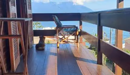 CASA COM QUATRO DORMITÓRIOS NO BAIRRO RIBEIRÃO DA ILHA EM FLORIANÓPOLIS/SC