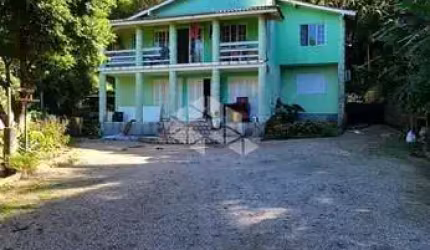 CASA TRÊS PISOS COM TRÊS SUÍTES LOCALIZADA NO PANTANO DO SUL- FLORIANÓPOLIS/SC