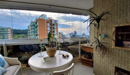 APARTAMENTO DUPLEX COM QUATRO QUARTOS NO BAIRRO TRINDADE EM FLORIANÓPOLIS/SC