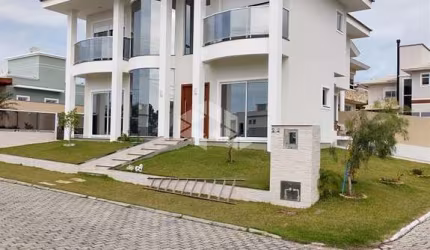 Casa 5 dormitórios com suíte master em condomínio fechado nos Ingleses.