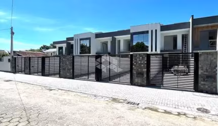 Casa 2 dormitórios/suítes na Cachoeira do Bom Jesus - Florianópolis/SC