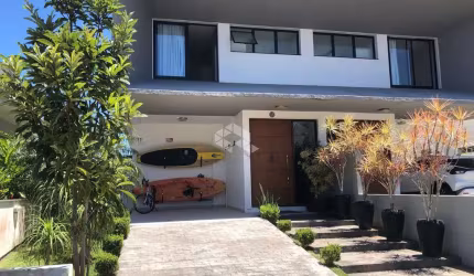 Sobrado semi-mobiliado com 3 suítes em Florianópolis/SC