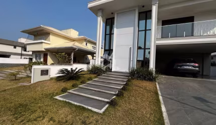 Casa em Condomínio com 04 suítes