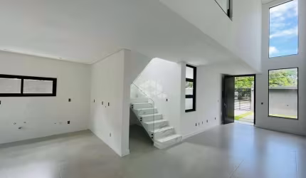 Casa com 3 suítes  e piscina no bairro Ingleses