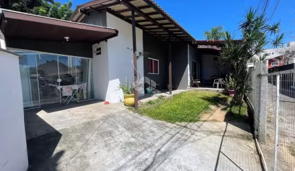Casa 2 dormitórios sendo 1 suíte nos Ingleses