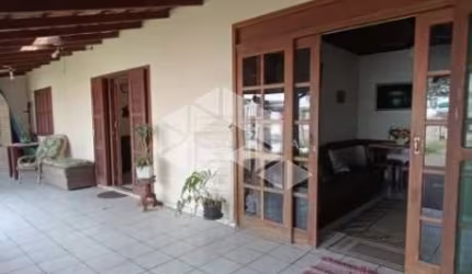 Casa 3 dormitórios sendo 1 suíte nos Ingleses