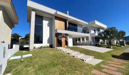 Casa de Alto Padrão em Condomínio Fechado