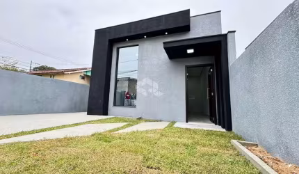 Casa dois dormitórios, sendo uma suíte, Sala e cozinha ampla.