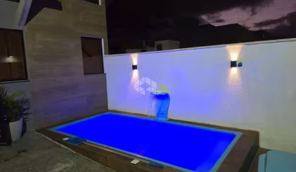 Casa tipo sobrado, 3 quartos , uma suite, vaga para dois carros e piscina.